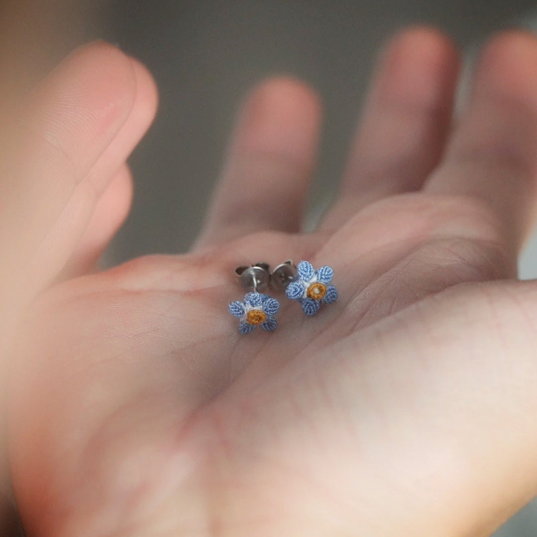 Boucles d’oreilles florales miniatures bleu blanc jaune — Coton et Astrance