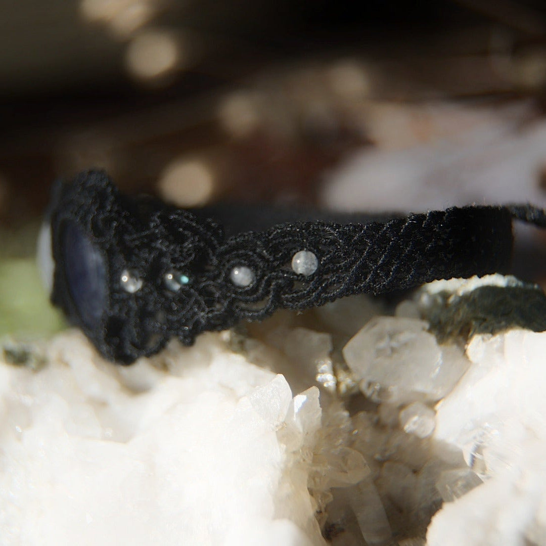Tissage macramé celtique noir avec reflets lunaires - coton et astrance