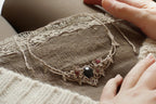 Collier Elfique en Micro macramé avec Grenat Rouge - Coton & Astrance