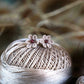 Puces d’Oreilles Florales en Micro Macramé avec grenat rouge - Coton & Astrance