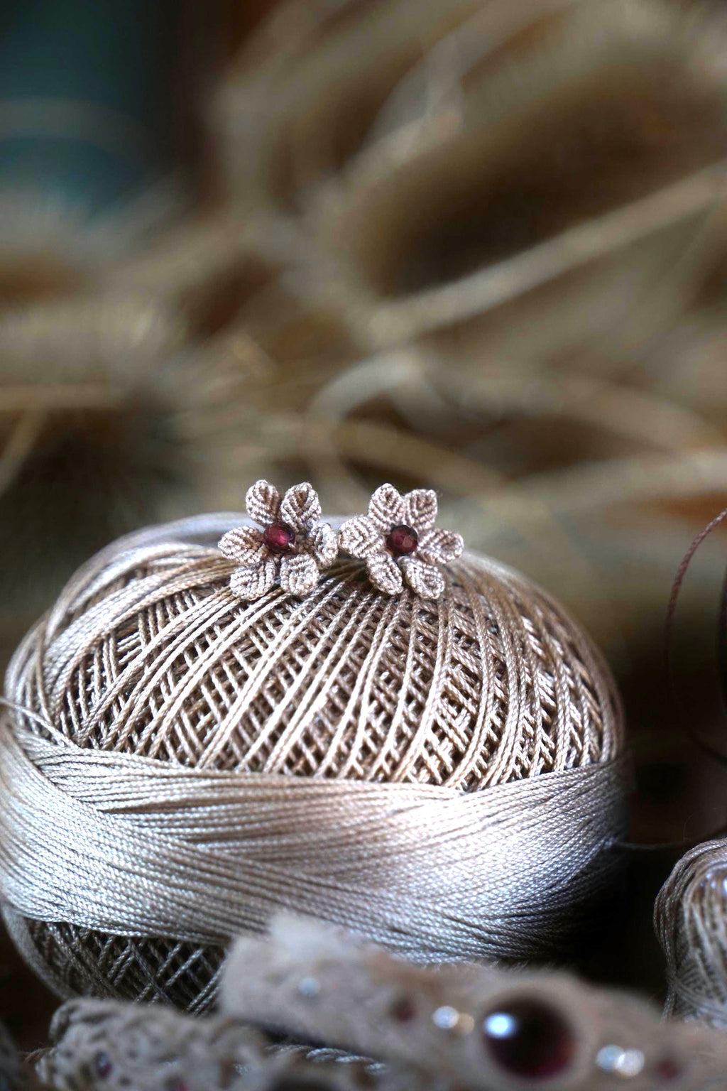 Puces d’Oreilles Florales en Micro Macramé avec grenat rouge - Coton & Astrance