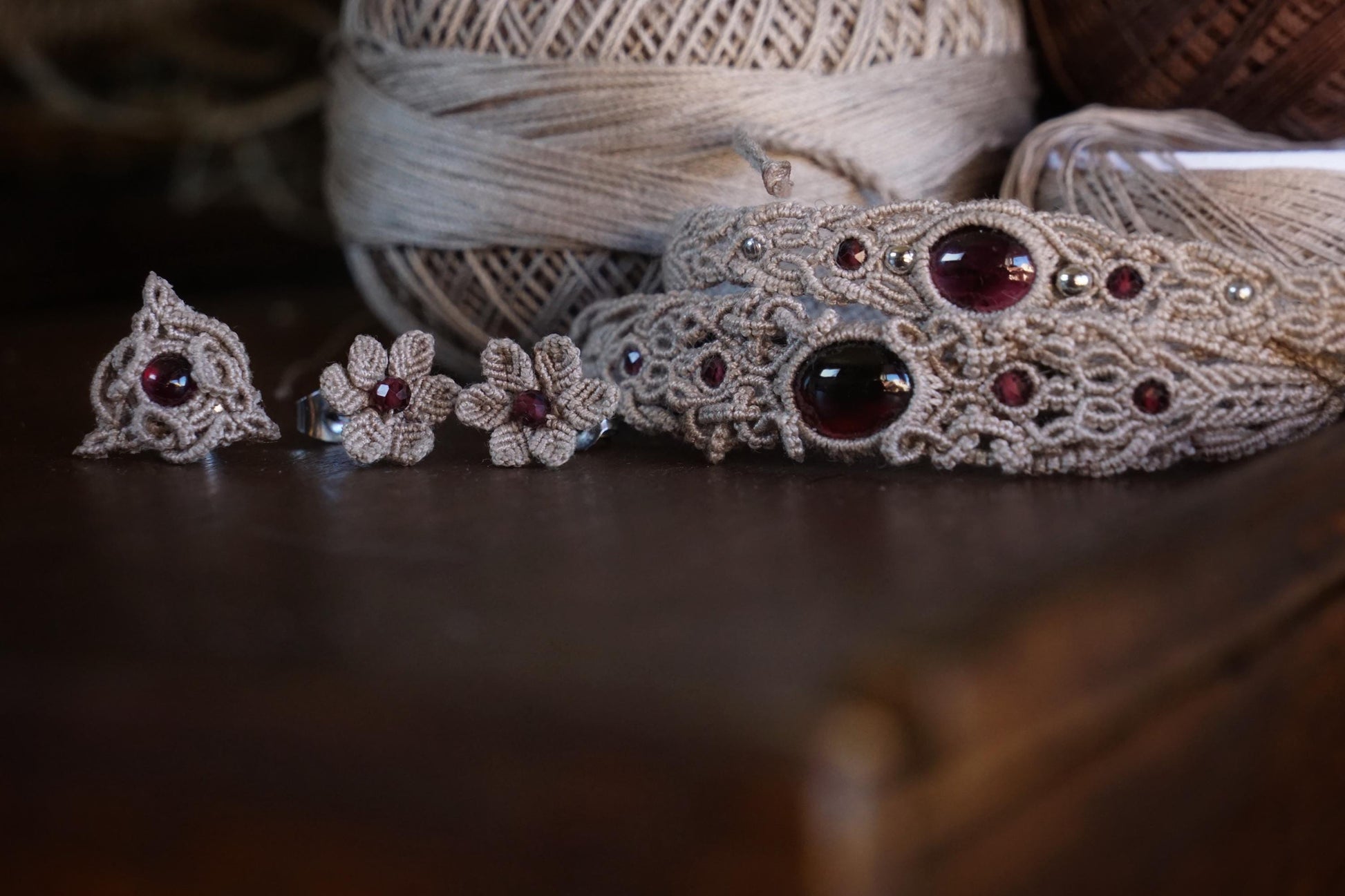 Bracelet Réglable en Micro Macramé avec Grenat Hessonite rouge - Coton & Astrance