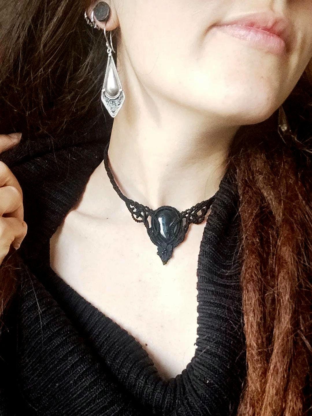 Collier Ras-de-Cou Gothique en Microm acramé avec Agate Noire - Coton & Astrance