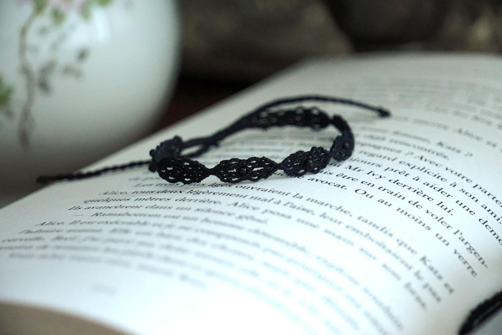 Bracelet Fin Gothique en Micro macramé Noir avec Perles d’Agate - Coton & Astrance