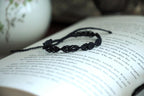 Bracelet Fin Gothique en Micro macramé Noir avec Perles d’Agate - Coton & Astrance