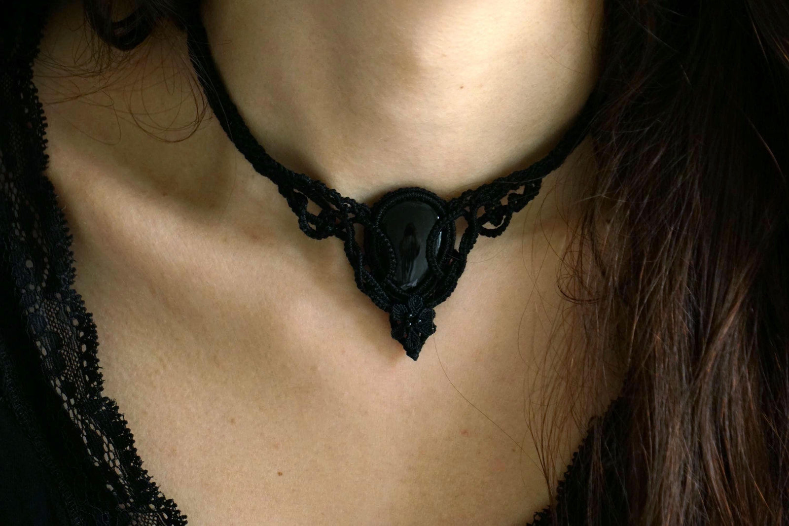 Collier Ras-de-Cou Gothique en Microm acramé avec Agate Noire - Coton & Astrance
