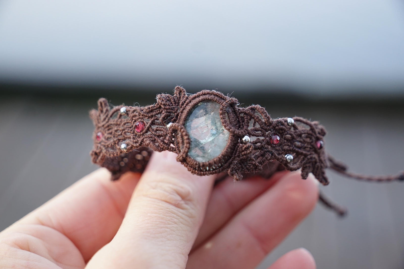 Bracelet manchette en Pierre de Soleil de l'Oregon et Grenat Rouge - Coton & Astrance