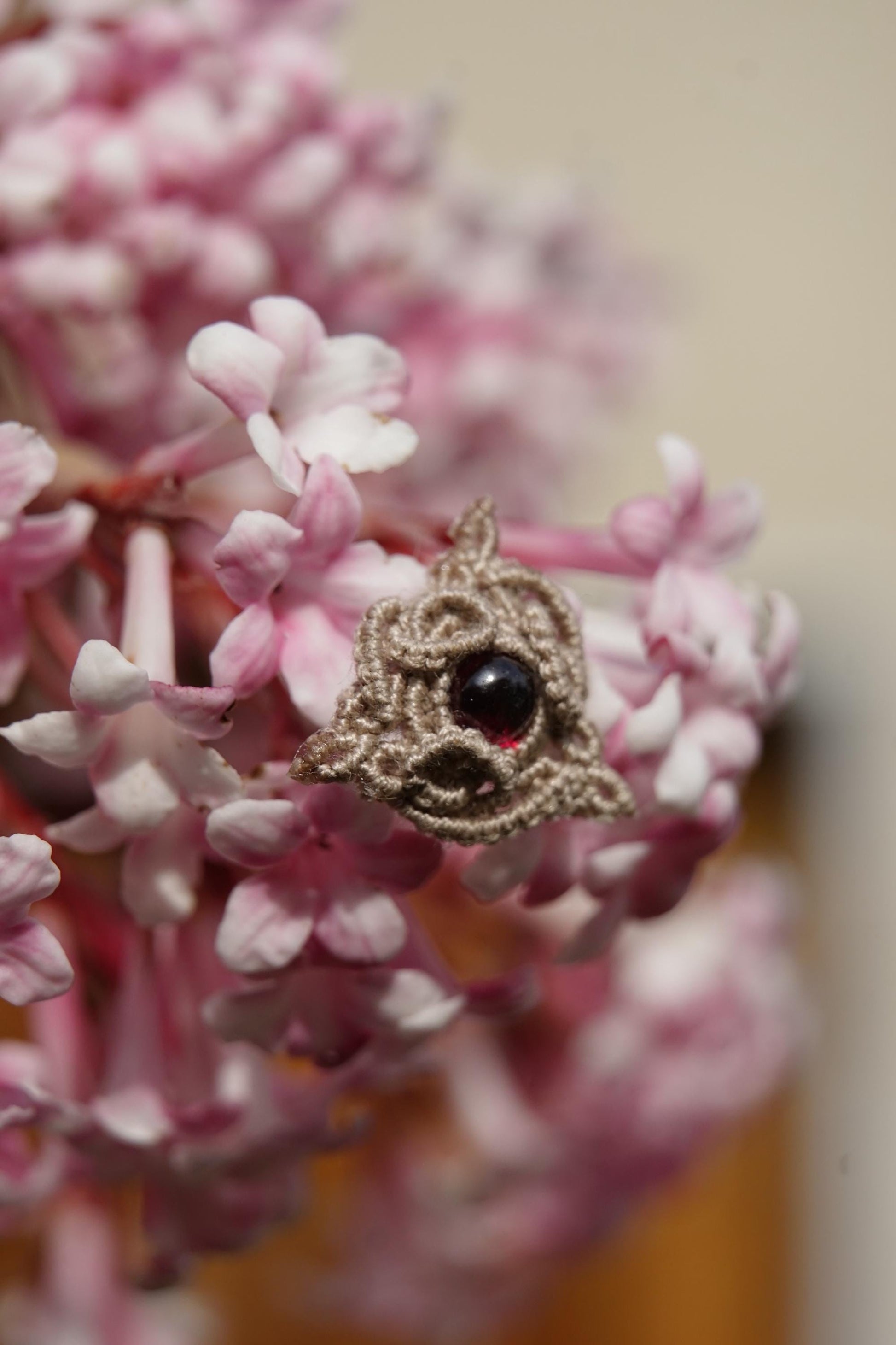 Mono Puce d’Oreille Triquetra en Micro Macramé et grenat rouge - Coton & Astrance