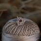 Mono Puce d’Oreille Triquetra en Micro Macramé et grenat rouge - Coton & Astrance