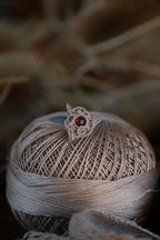 Mono Puce d’Oreille Triquetra en Micro Macramé et grenat rouge - Coton & Astrance