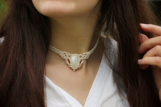 Collier Ras-de-Cou en Micro Macramé avec Nacre - Coton & Astrance