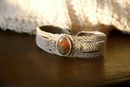 Bracelet manchette en micro macramé avec pierre de soleil de l’Oregon - Coton & Astrance