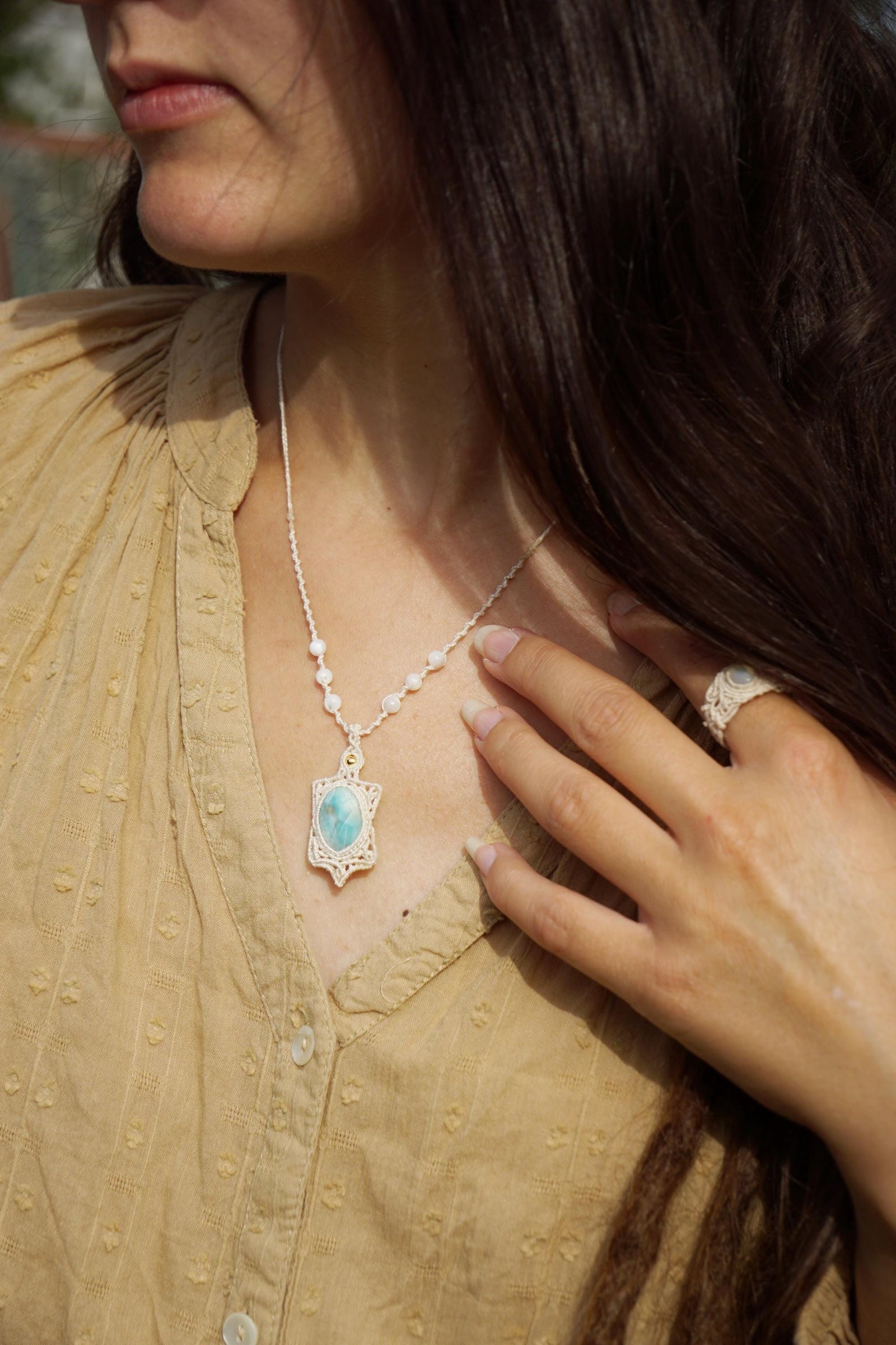 Pendentif Larimar et Nacre en Micro Macramé - Coton & Astrance