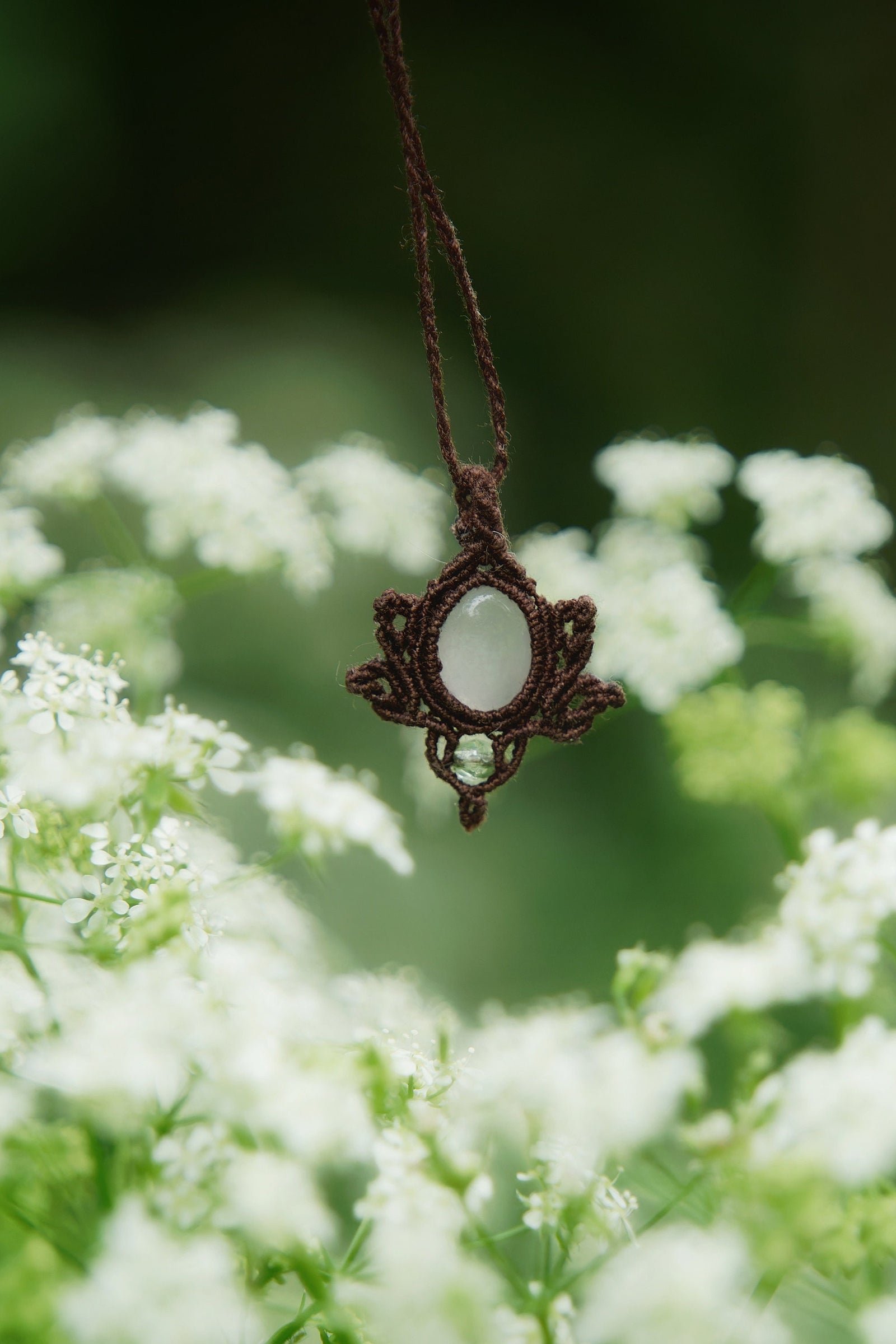 Pendentif en Micro Macramé avec Jade Blanc et Perles Vert Pastel - Coton & Astrance
