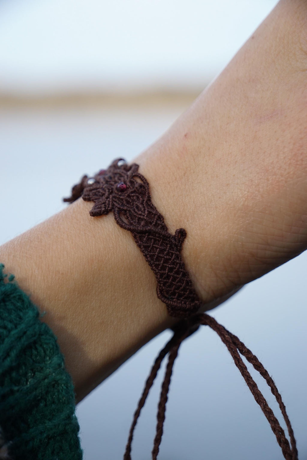 Bracelet manchette en Pierre de Soleil de l'Oregon et Grenat Rouge - Coton & Astrance