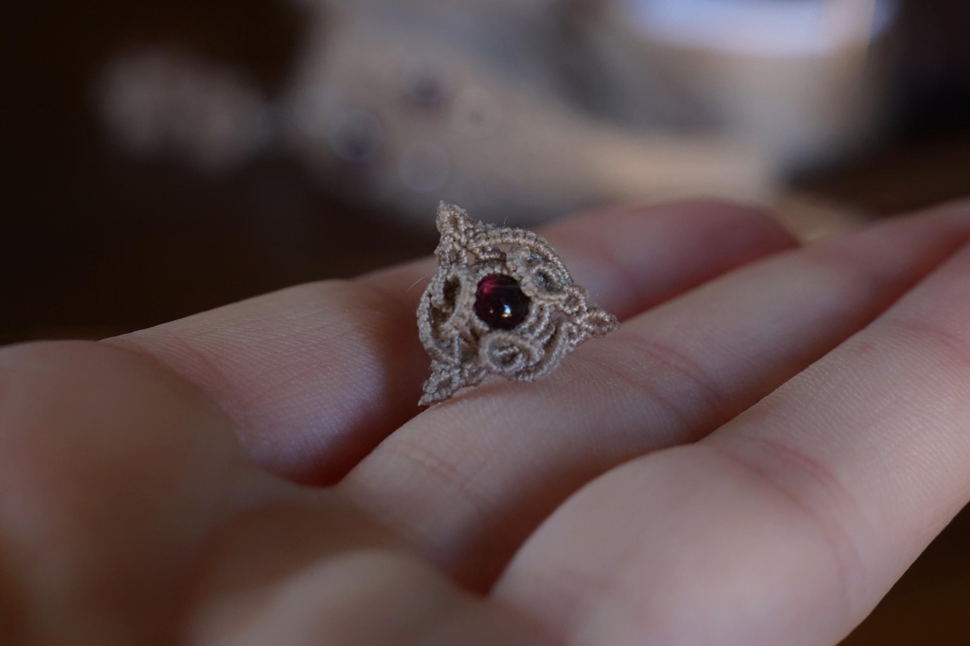 Mono Puce d’Oreille Triquetra en Micro Macramé et grenat rouge - Coton & Astrance