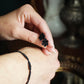 Puces d’oreilles gothiques fleurs noires et agates - Coton & Astrance