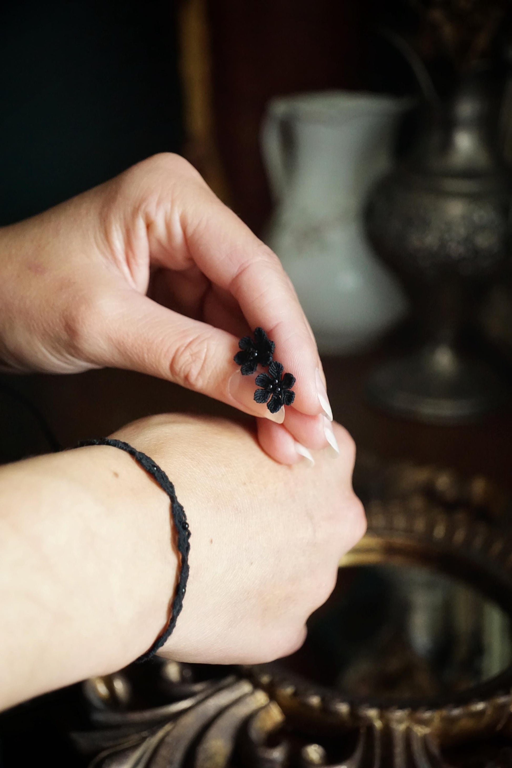 Puces d’oreilles gothiques fleurs noires et agates - Coton & Astrance