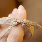Bracelet manchettee en micro macramé avec pierre de soleil de l’Oregon - Coton & Astrance