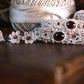 Puces d’Oreilles Florales en Micro Macramé avec grenat rouge - Coton & Astrance