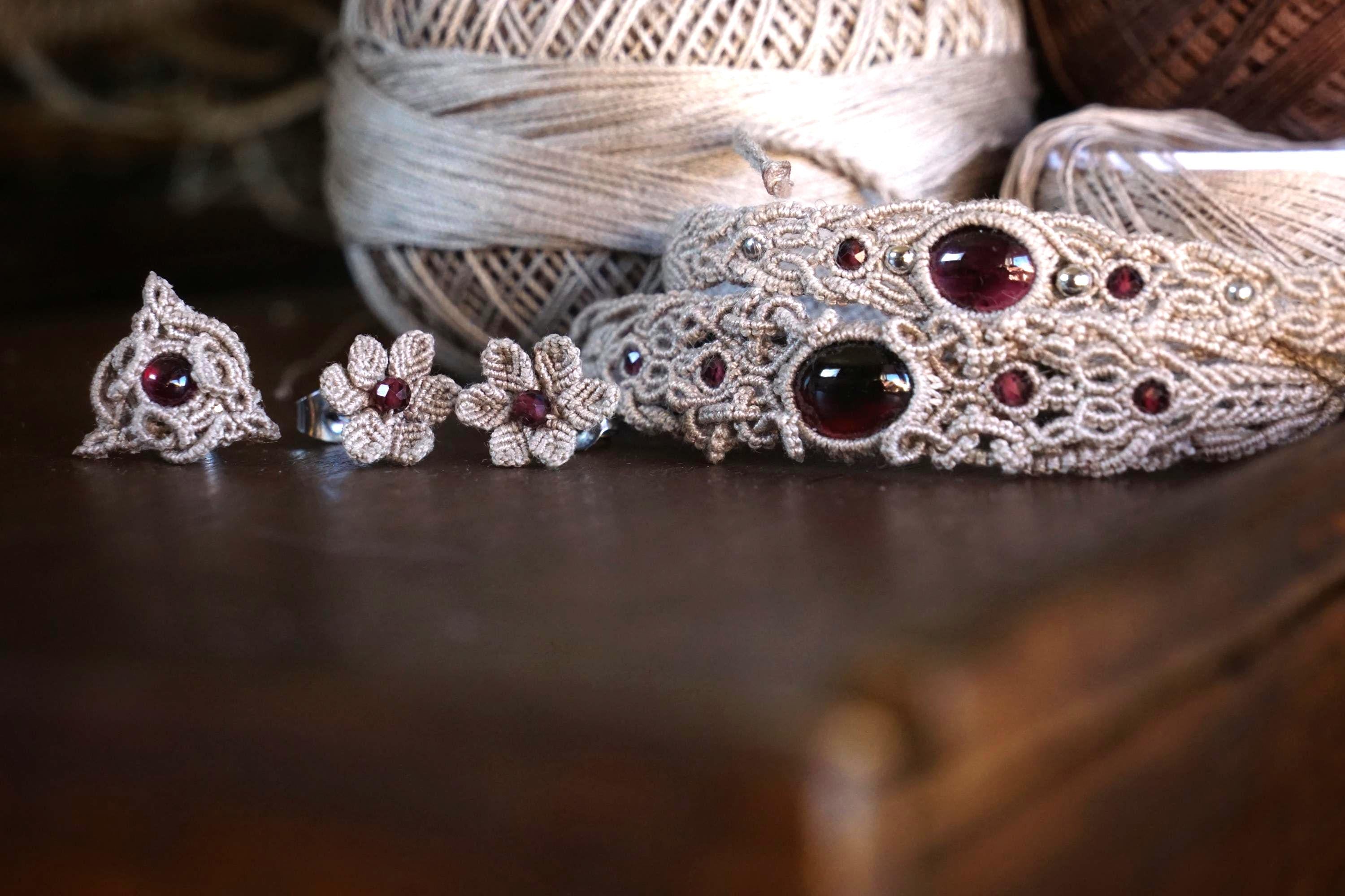 Puces d’Oreilles Florales en Micro Macramé avec grenat rouge - Coton & Astrance