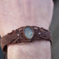 Bracelet homme manchette en micromacramé – Pierre de Soleil de l'Oregon Verte – Bijou elfique, celtique, ajustable, Bijou de couple - Coton & Astrance