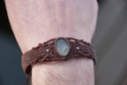 Bracelet homme manchette en micromacramé – Pierre de Soleil de l'Oregon Verte – Bijou elfique, celtique, ajustable, Bijou de couple - Coton & Astrance