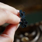 Puces d’oreilles gothiques fleurs noires et agates - Coton & Astrance