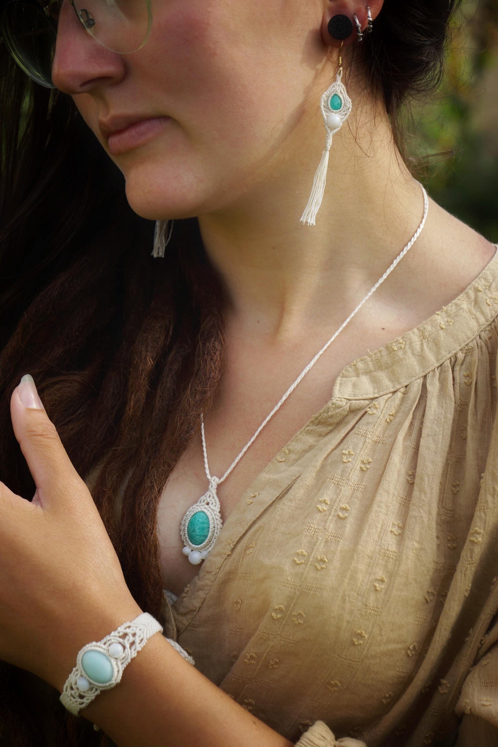 Pendentif en Micro Macramé Bohème avec Amazonite Turquoise et Nacre - Coton & Astrance