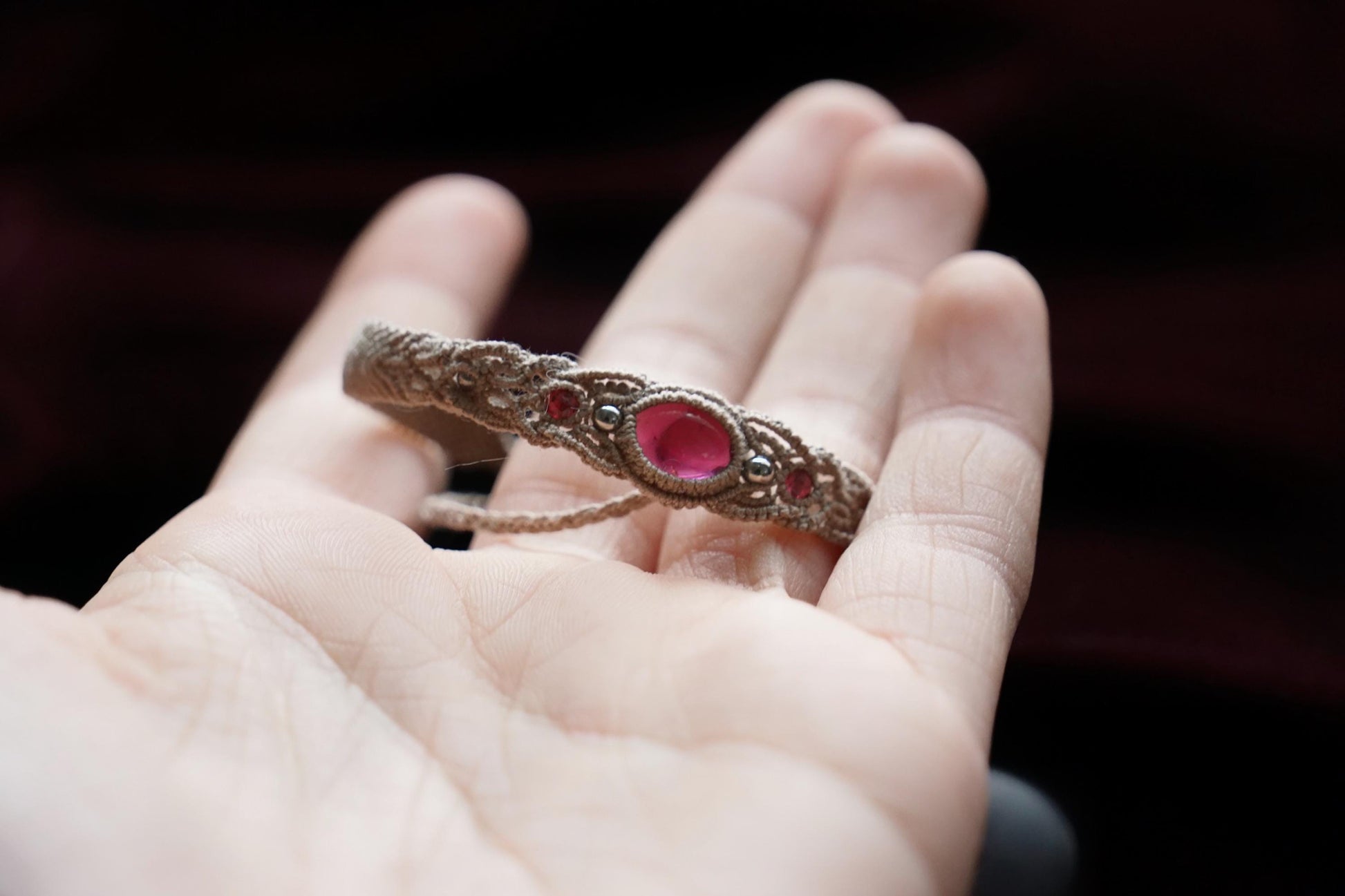 Bracelet femme en micro macramé et pierre naturelle rouge - Coton & Astrance