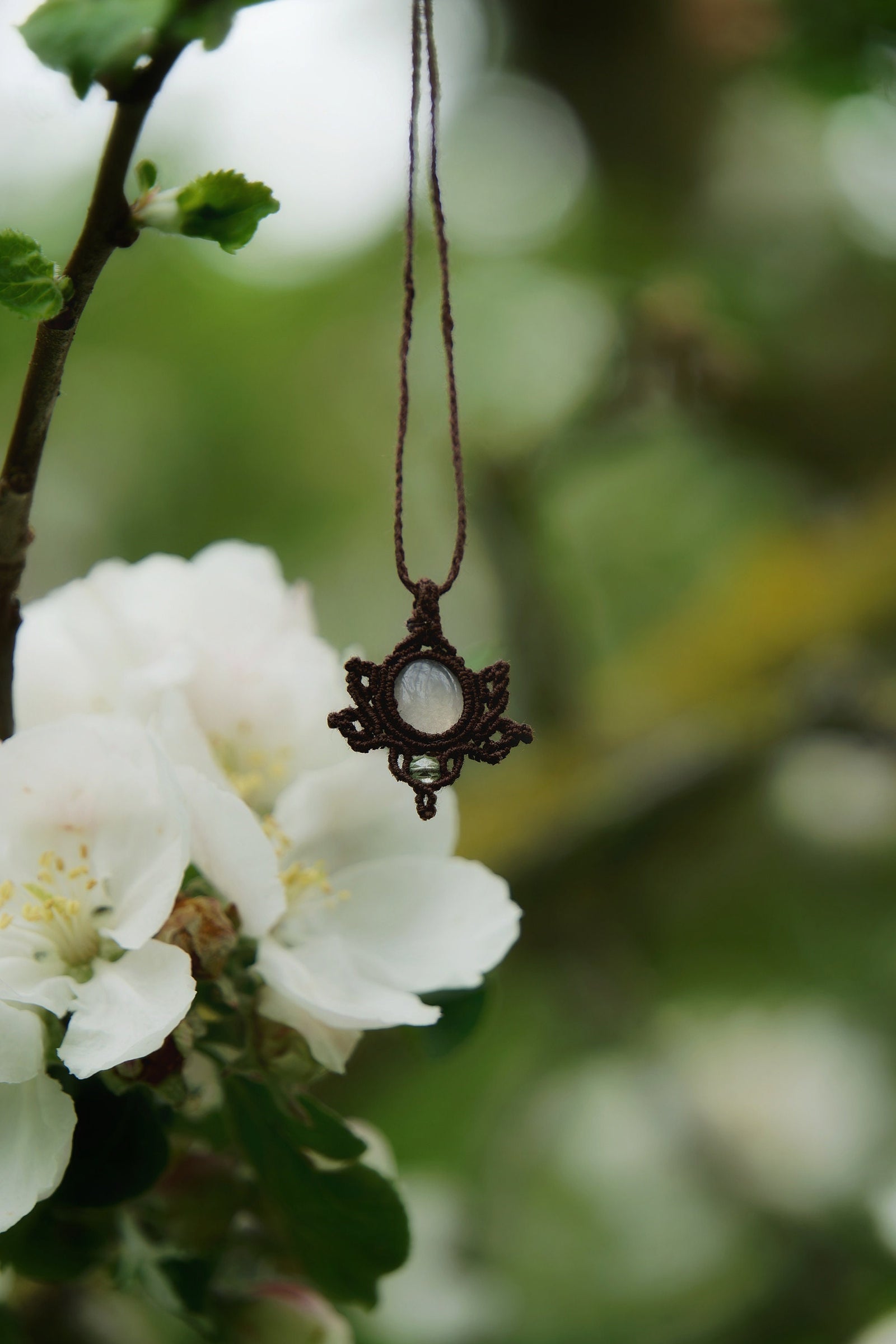 Pendentif en Micro Macramé avec Jade Blanc et Perles Vert Pastel - Coton & Astrance