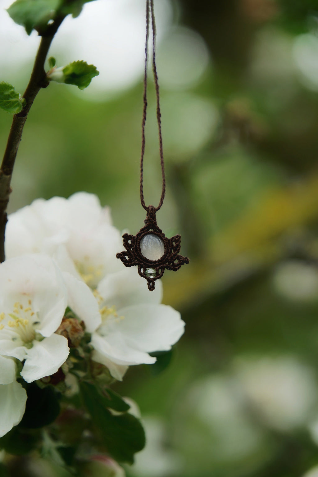 Pendentif en Micro Macramé avec Jade Blanc et Perles Vert Pastel - Coton & Astrance