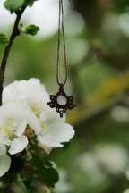 Pendentif en Micro Macramé avec Jade Blanc et Perles Vert Pastel - Coton & Astrance