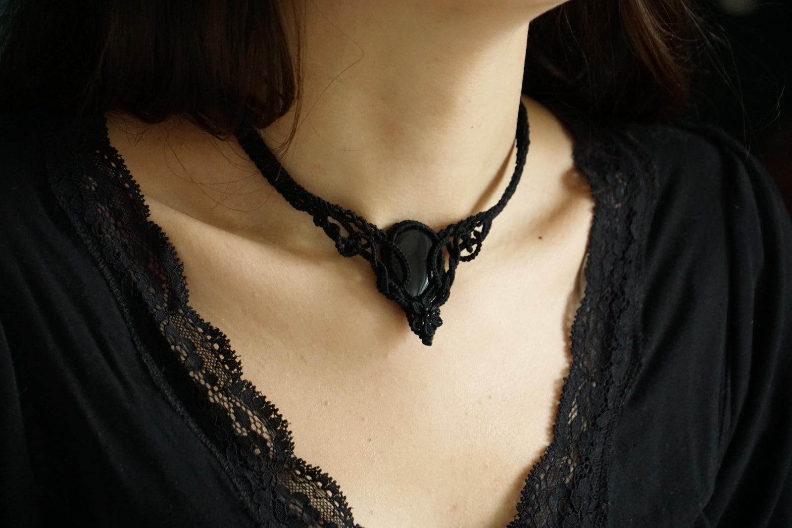 Collier Ras-de-Cou Gothique en Microm acramé avec Agate Noire - Coton & Astrance
