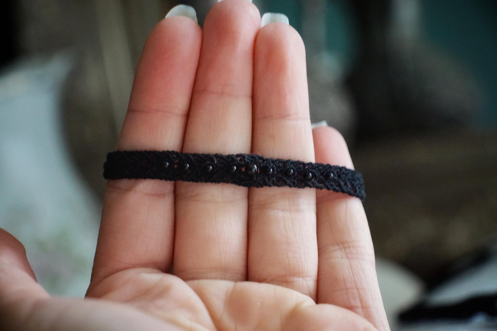 Bracelet Gothique en Micro macramé Noir avec Perles d’Agate et Onyx - Coton & Astrance