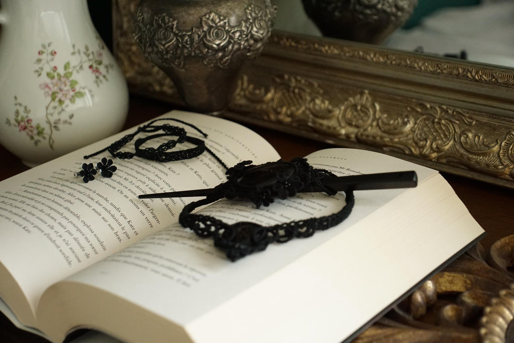 Puces d’oreilles gothiques fleurs noires et agates - Coton & Astrance