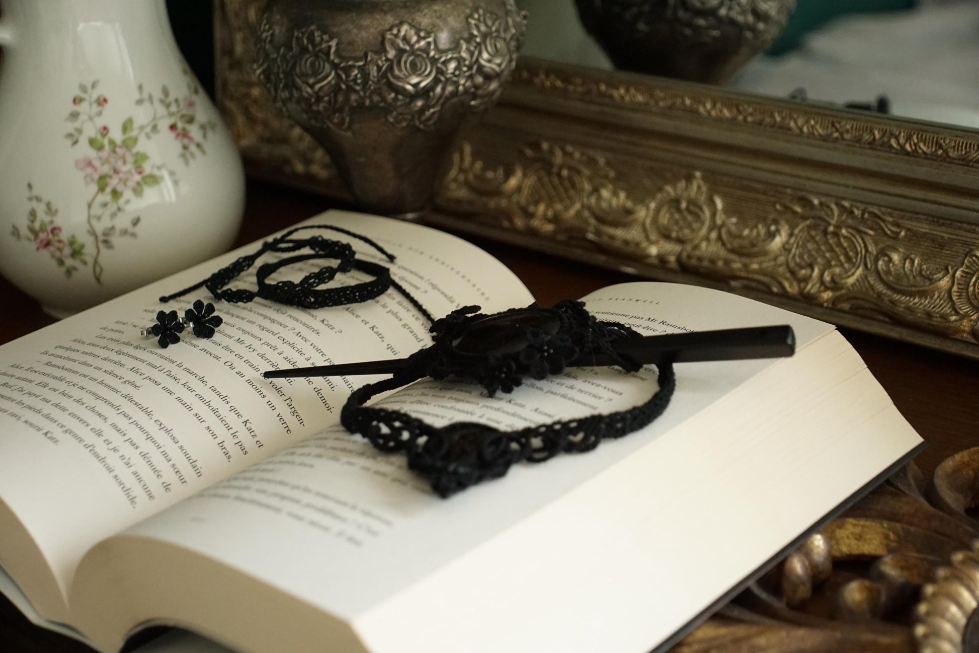 Puces d’oreilles gothiques fleurs noires et agates - Coton & Astrance
