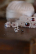 Mono Puce d’Oreille Triquetra en Micro Macramé et grenat rouge - Coton & Astrance