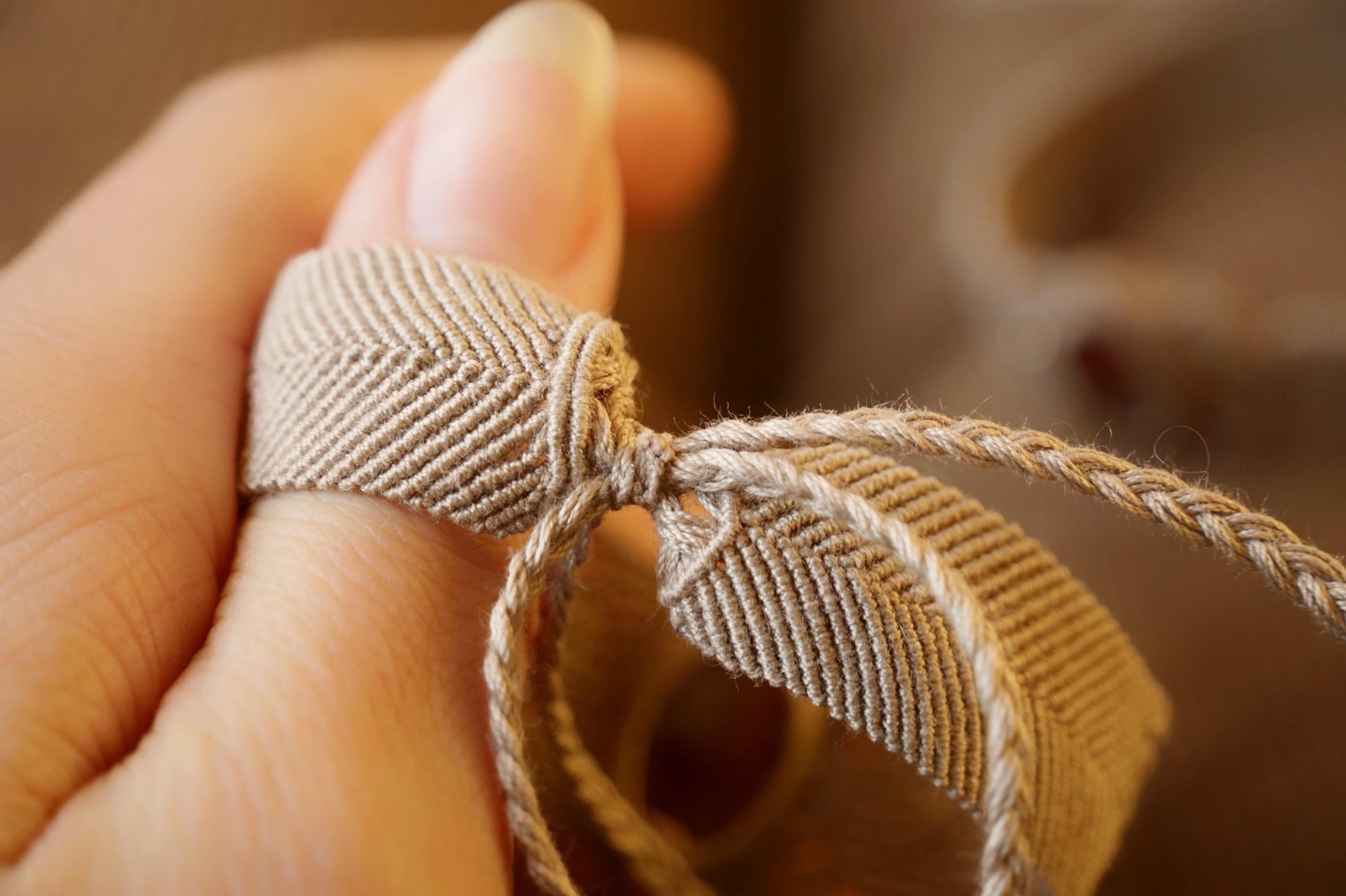 Bracelet manchette en micro macramé avec pierre de soleil de l’Oregon - Coton & Astrance