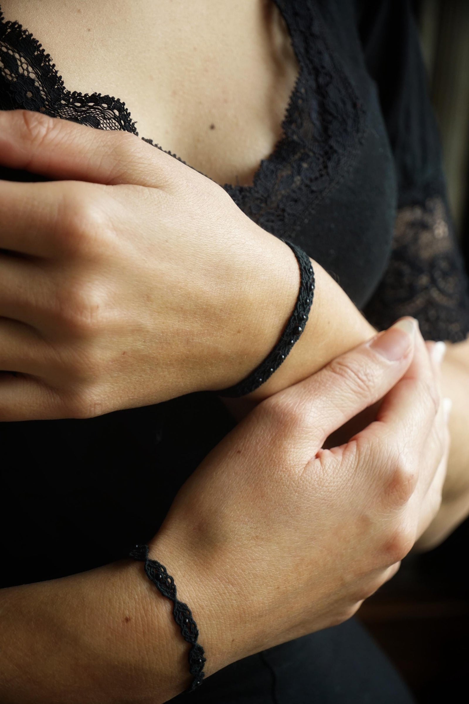 Bracelet Gothique en Micro macramé Noir avec Perles d’Agate et Onyx - Coton & Astrance