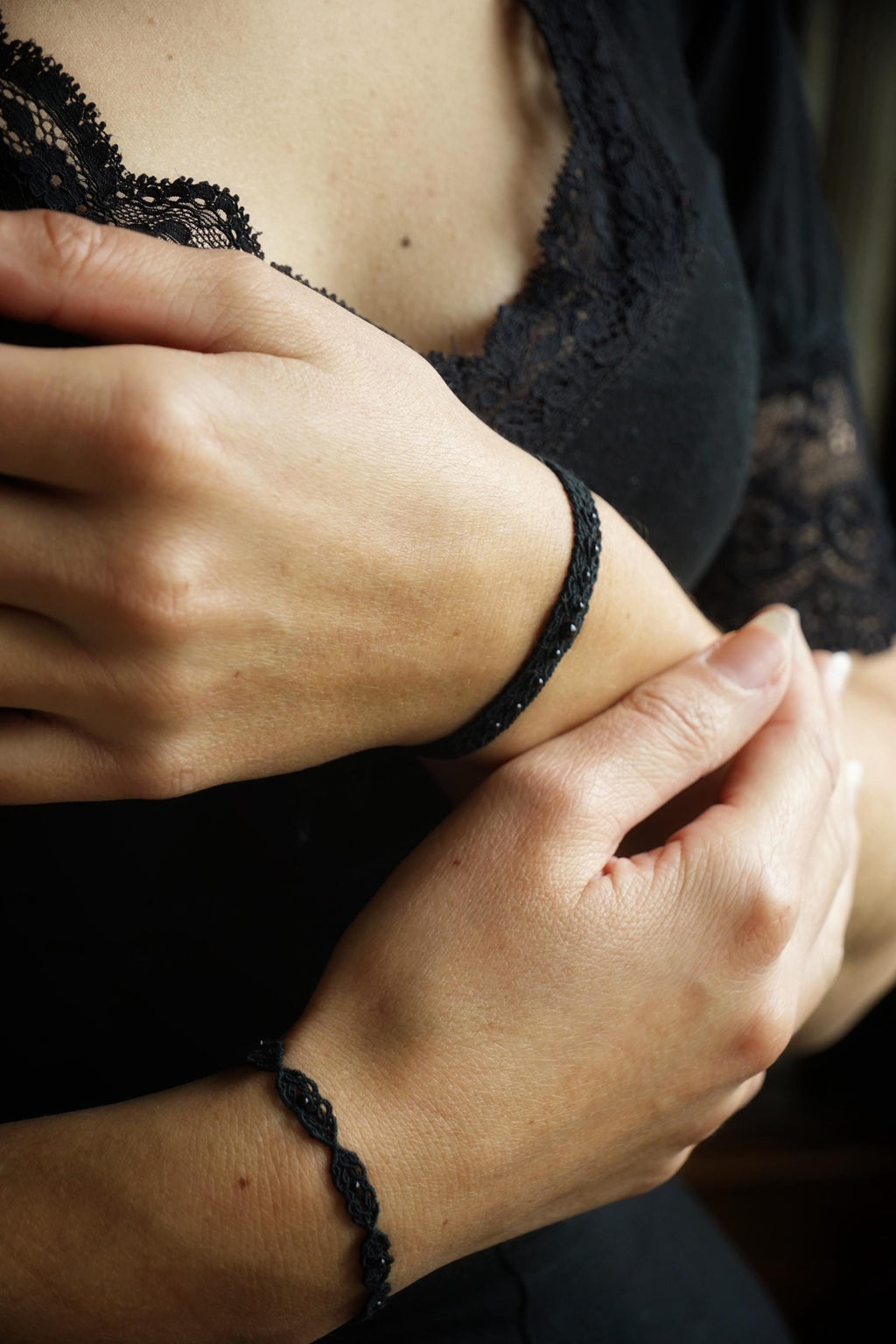 Bracelet Gothique en Micro macramé Noir avec Perles d’Agate et Onyx - Coton & Astrance