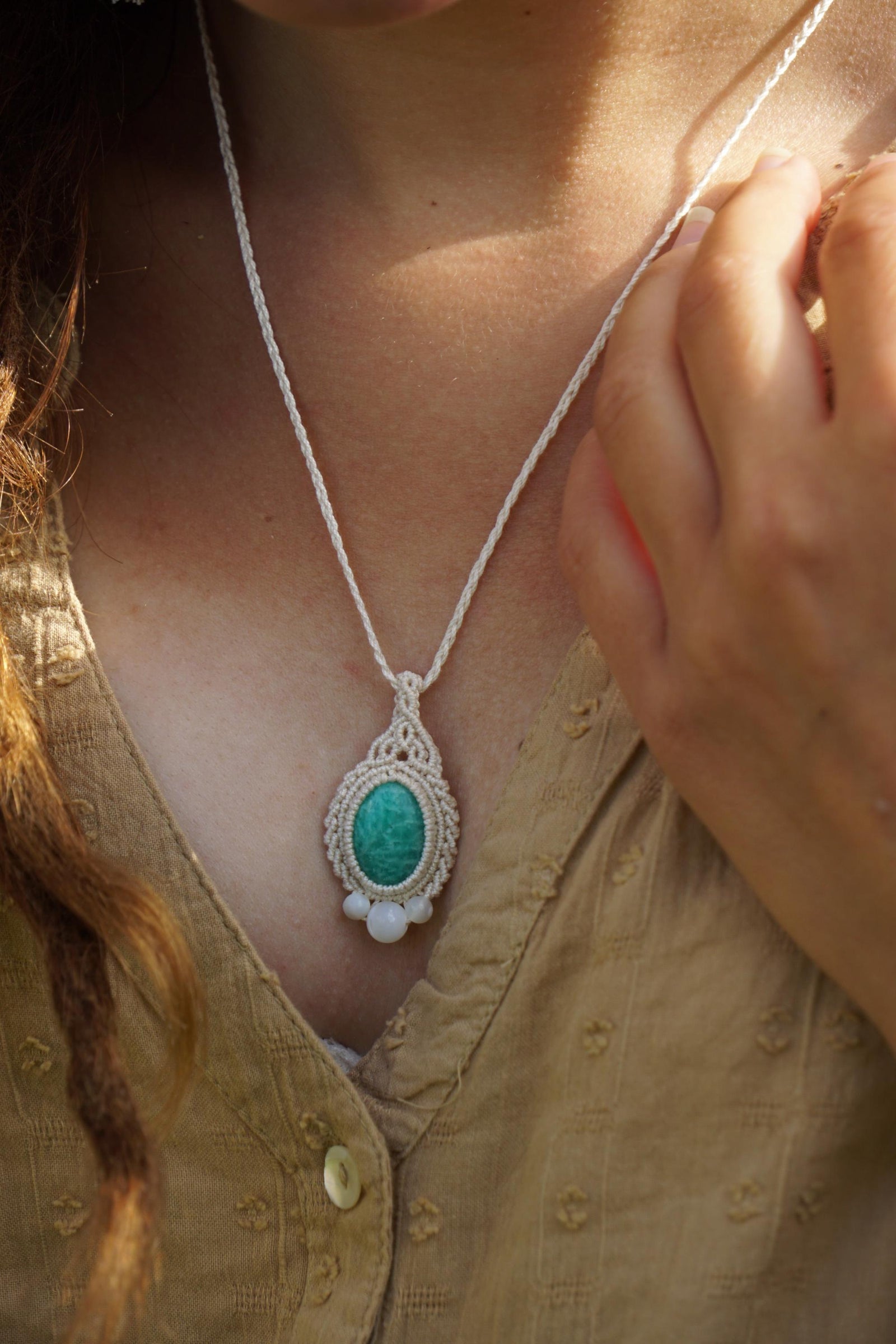 Pendentif en Micro Macramé Bohème avec Amazonite Turquoise et Nacre - Coton & Astrance