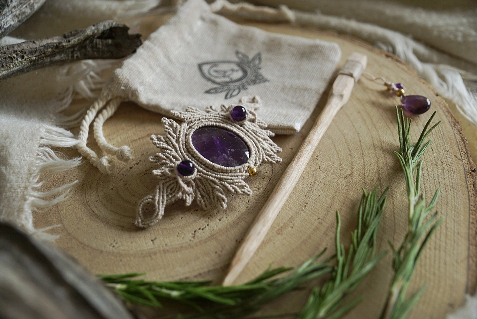 Broche à Cheveux en Micro Macramé, Bois de Frêne et Améthyste - Coton & Astrance