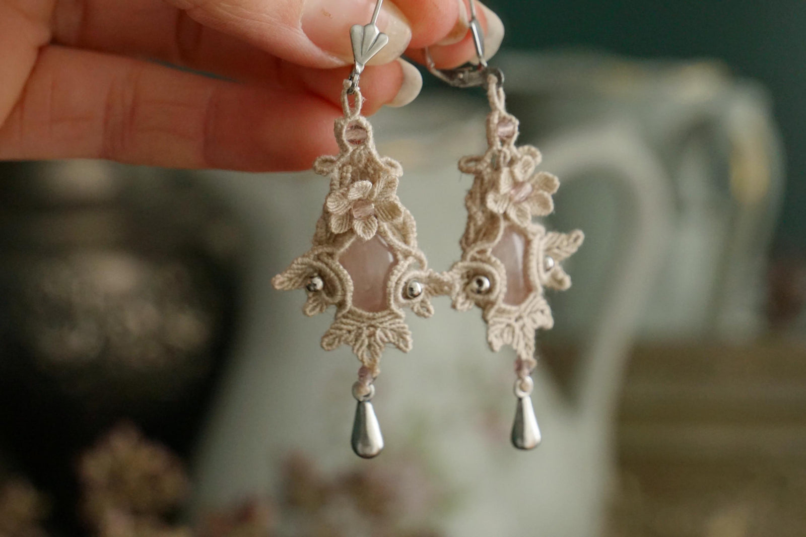 Boucles d’Oreilles Elfique en Micro Macramé avec Quartz Rose - Coton & Astrance