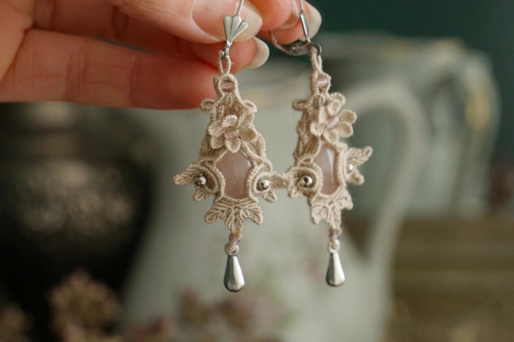 Boucles d’Oreilles Elfique en Micro Macramé avec Quartz Rose - Coton & Astrance