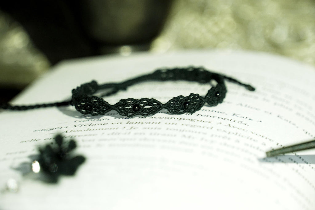 Bracelet Fin Gothique en Micro macramé Noir avec Perles d’Agate - Coton & Astrance