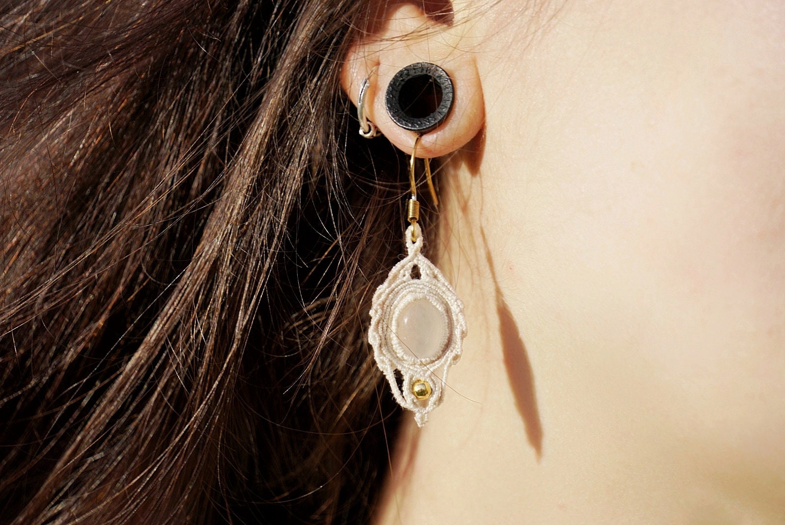 Boucles d'Oreilles en Micro Macramé en Jade Blanc - Coton & Astrance