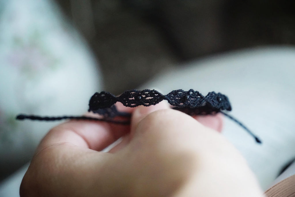 Bracelet Fin Gothique en Micro macramé Noir avec Perles d’Agate - Coton & Astrance