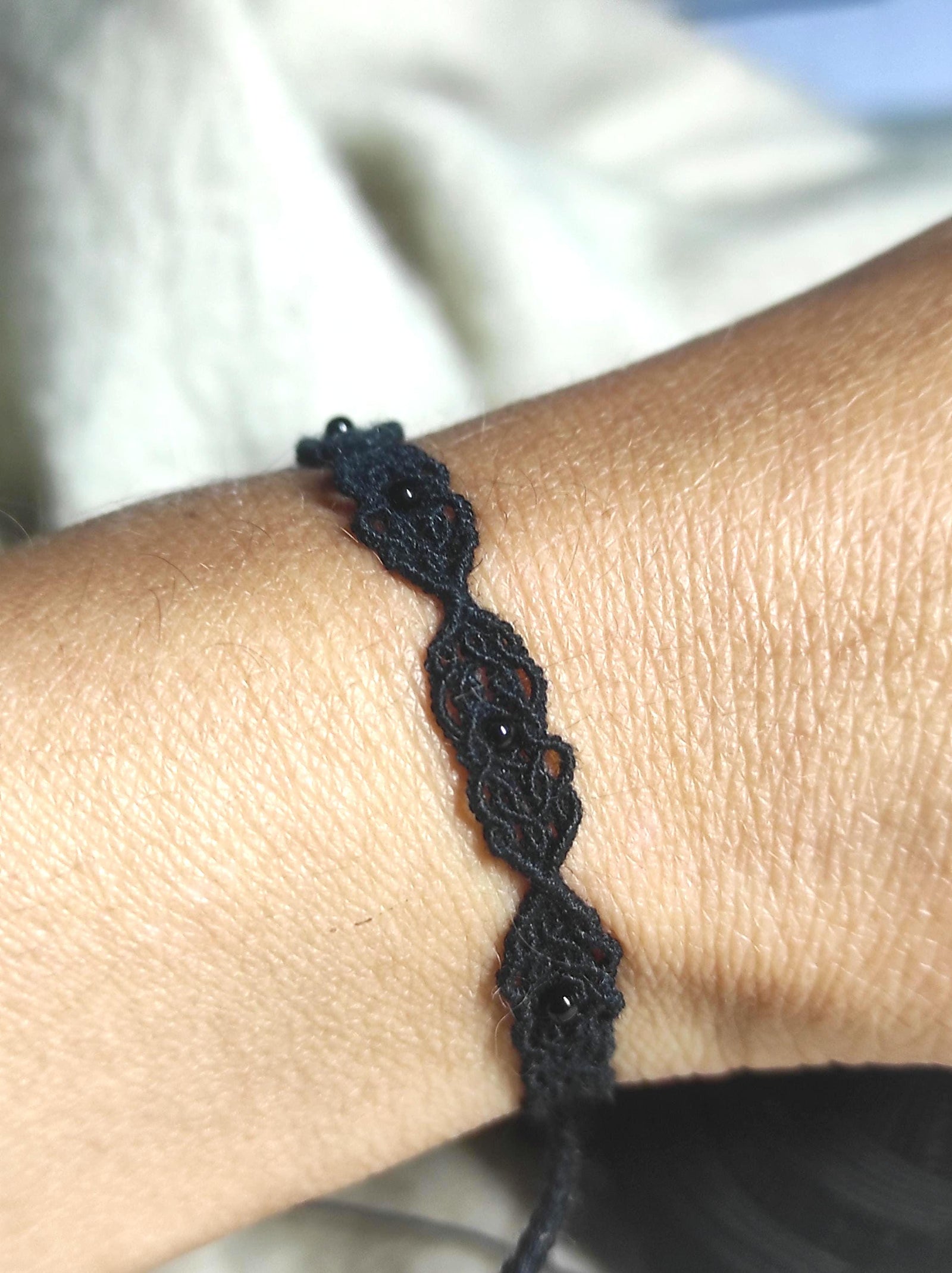Bracelet Fin Gothique en Micro macramé Noir avec Perles d’Agate - Coton & Astrance