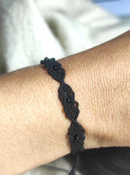 Bracelet Fin Gothique en Micro macramé Noir avec Perles d’Agate - Coton & Astrance